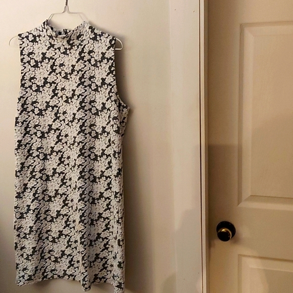B Young Floral Dress/Black/White/ Sz M/ Stretchy/NWOT/ Classic - Picture 1 of 7